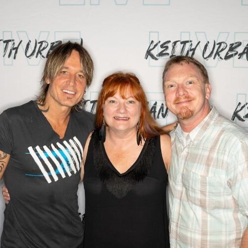 Meeting Keith Urban at the Chicago Theatre in Chicago • Andi Lucas, Hummingbird Marketing Services