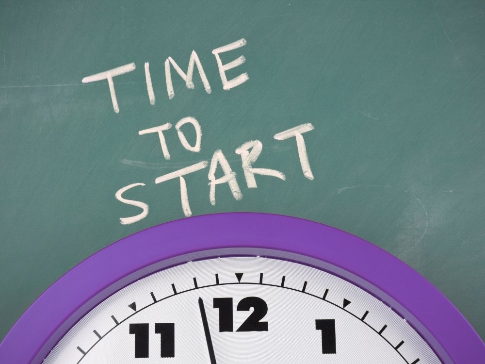 An analog clock with text above that reads "Time to Start" to depict beginning and ending your work day at the same time for a better routine. A tip from the blog, How to Avoid Burnout, Writer’s Block, and Creative Slumps by Hummingbird Marketing Services.